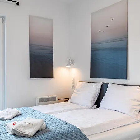 Lagoon View - By Rentmonkey